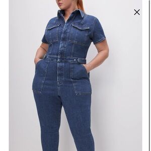 Good American Indigo Denim Jumpsuit has stretch and pictured on a 5’6” woman